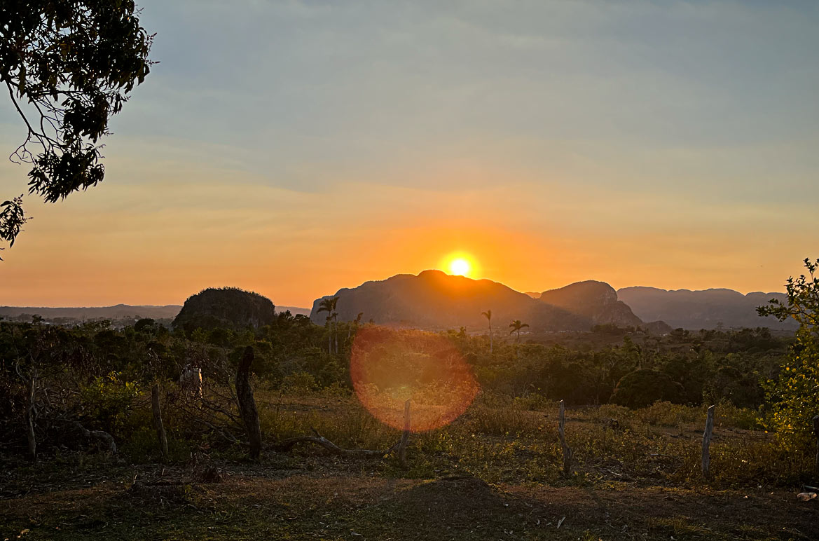Cuba Tramonto che colora la montagna ed i campi coltivati