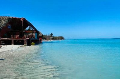 Discover VIÑALES Cuba: capanna sulla spiaggia con mare limpido e natura incontaminata